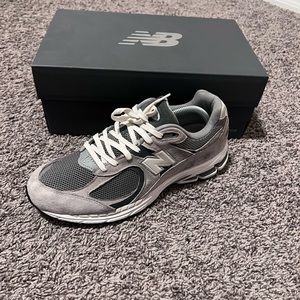 LIKE NEW! NEW BALANCE 2002R GRAY